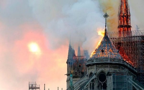  "القومي لحقوق الإنسان" يعرب عن بالغ الأسى لحريق كنيسة نوتردام - فرنسا 